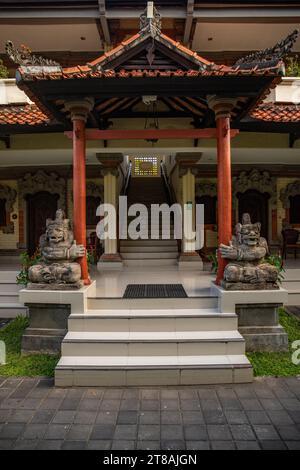 Parc avec plantes tropicales et statues traditionnelles de la foi hindoue et pour la décoration. Vie tropicale insulaire en tant que touriste à Bali Indonésie Banque D'Images