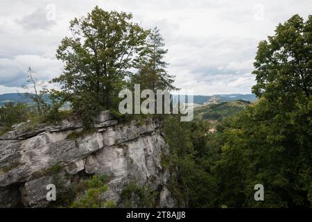 Hell - formation rocheuse près du village Spisske Podhradie, château de Spis en arrière-plan, Slovaquie Banque D'Images