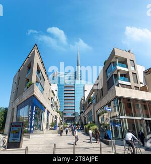 Piazza Gae Aulenti entrée de Corso Como avec des gens marchant. Tour UniCredit sur la Piazza Gae Aulenti dans le quartier de Porta Nuova, Porta Garibaldi. M Banque D'Images