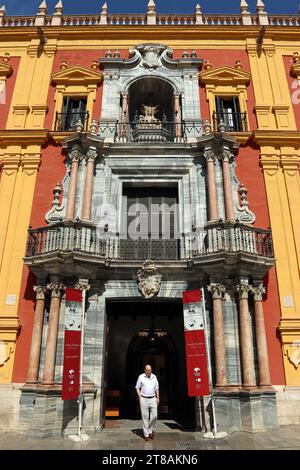 Palais épiscopal (palais épiscopal), de Malaga. Ce bâtiment coloré et impressionnant de style baroque tardif arbore le portail orné en pierre et en marbre. Banque D'Images