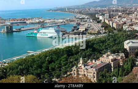 Vue aérienne de l'Hôtel de ville, Parque de Malaga et du port de Malaga, Espagne, avec des plages s'étendant à l'ouest le long de la côte méditerranéenne inc plage Misericordia. Banque D'Images