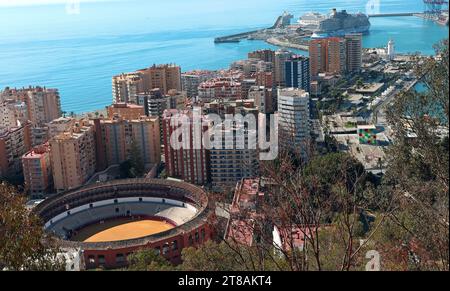 Vue aérienne des arènes, du quartier Malagueta et des immeubles ; Muelle Uno et du port à droite, y compris le cube du Centre Pompidou. Malaga Espagne Banque D'Images