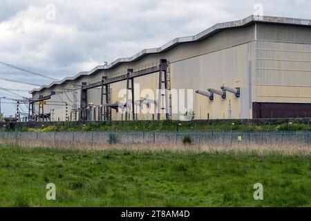 Kingsnorth Substation vue de la Saxon Shore Way (chemin) sur la péninsule de Hoo, Kent, Angleterre, Royaume-Uni. Industrie le long de la rivière Medway - 2023. Banque D'Images