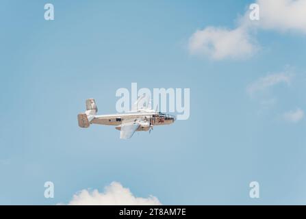 Bucarest, Roumanie - août 25 2023 : avion bombardier nord-américain B-25 Mitchell faisant partie de la flotte Flying Bulls volant contre le ciel. Banque D'Images