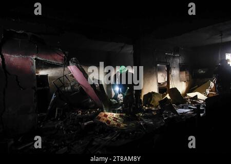 Naplouse, Palestine. 19 novembre 2023. Des Palestiniens inspectent les bâtiments endommagés à la suite d'une opération israélienne dans le camp de réfugiés de Balata, en Cisjordanie. Crédit : SOPA Images Limited/Alamy Live News Banque D'Images