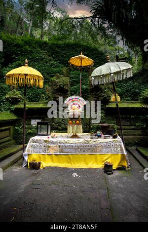 Un petit temple utilisé pour les ablutions saintes. Hanté et couvert de mousse, avec des offrandes, de belles statues et parce que. Sources sacrées et eau bénite Bali Banque D'Images