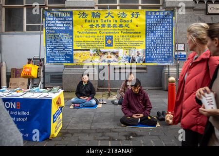 Les gens pratiquent la méditation Falun Gong ou Falun Dafa dans la rue à china Town, à Londres, pour protester contre le prélèvement forcé d'organes en Chine. Banque D'Images