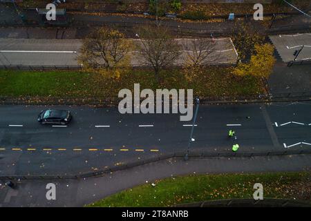 Nechells Parkway, Birmingham 19 novembre 2023 - la police des Midlands de l'Ouest mène une enquête après qu'un homme de 46 ans a été frappé par le conducteur d'une Toyota Prius qui s'est arrêté sur les lieux. Malheureusement, le piéton est mort de ses blessures. DÉCLARATION DE LA POLICE DES WEST MIDLANDS : « nous avons lancé une enquête après qu'un piéton ait perdu la vie dans une collision ce matin. «La police a été appelée par le service ambulancier à la jonction de Rupert Street et Nechells Parkway, Birmingham vers 9H10 (19 novembre). Crédit : Arrêter Press Media/Alamy Live News Banque D'Images