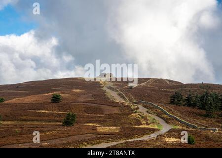 Moel Famau est l'une des plus hautes collines de la chaîne Clwydian.North Wales les vestiges impressionnants de la Jubilee Tower se trouvent au sommet Banque D'Images
