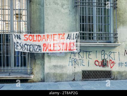 Gênes, Italie - 18 novembre 2023 : signe de protestation pro-Palestine à Gênes, Italie Banque D'Images