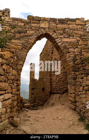 Daghestan Gamsutl. Ancienne ville fantôme de Gamsutl vieilles maisons en pierre dans le village de montagne abandonné Gamsutl au Daghestan, abandonné etnic aul, été Banque D'Images