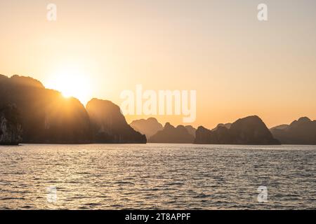 Baie d'halong, ou baie de ha long, un site du patrimoine mondial de l'UNESCO à Quang Ninh, Vietnam Banque D'Images