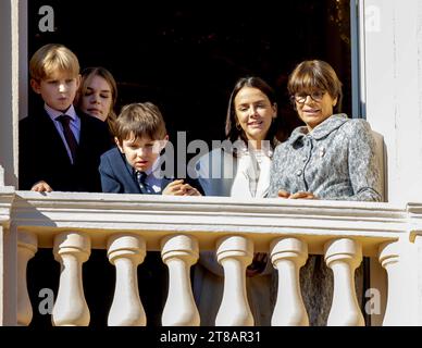 Monaco ville, Monaco. 19 novembre 2023. Princesse Stéphanie de Monaco, Camille Gottlieb, Pauline Ducruet, Louis Ducruet sur le balcon du Palais princier à Monaco-ville, le 19 novembre 2023, lors des célébrations de la fête nationale de Monaco crédit : Albert Nieboer/Netherlands OUT/point de vue OUT/dpa/Alamy Live News Banque D'Images