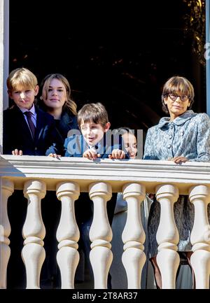 Monaco ville, Monaco. 19 novembre 2023. Princesse Stéphanie de Monaco, Camille Gottlieb, Pauline Ducruet, Louis Ducruet sur le balcon du Palais princier à Monaco-ville, le 19 novembre 2023, lors des célébrations de la fête nationale de Monaco crédit : Albert Nieboer/Netherlands OUT/point de vue OUT/dpa/Alamy Live News Banque D'Images