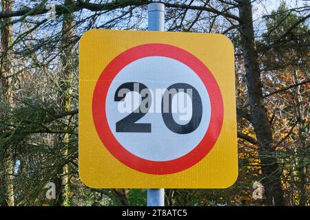 Panneau routier de limitation de vitesse à 20 mph à Criccieth, Gwynedd, pays de Galles Banque D'Images