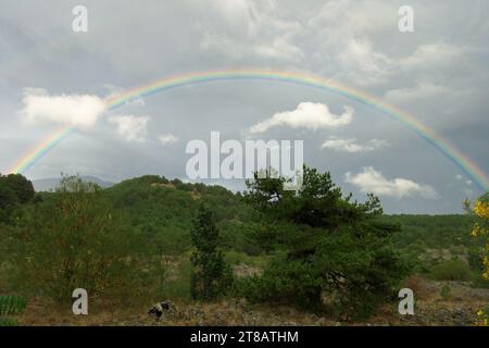 arc-en-ciel sur le parc de l'Etna, l'un des symboles du logo du parc de l'Etna, Sicile (2) Banque D'Images