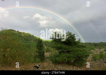 arc-en-ciel sur le parc de l'Etna, l'un des symboles du logo du parc de l'Etna, Sicile (2) Banque D'Images