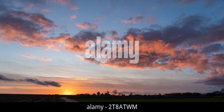Lors d'une belle soirée avec ces beaux nuages colorés au-dessus d'un moulin à vent Banque D'Images