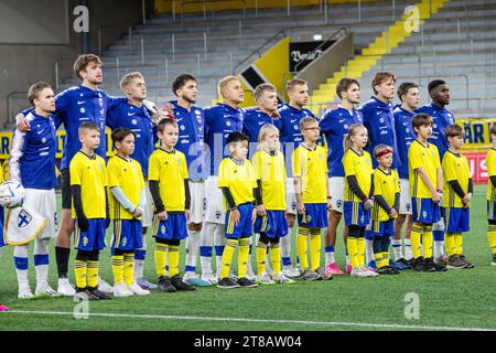 Boraas, Suède. 16 novembre 2023. Les joueurs finlandais s’alignent pour le match amical U21 entre la Suède et la Finlande au Boraas Arena de Boraas. (Crédit photo : Gonzales photo - Amanda Persson). Banque D'Images