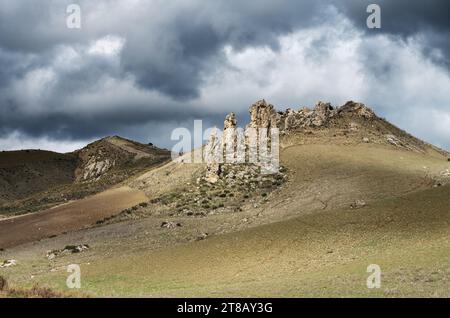 Paysage pour les nuages spectaculaires sur la colline avec formation rocheuse dans la campagne de Sicile, Italie Banque D'Images