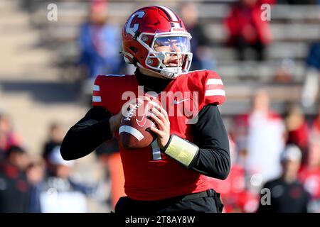 Ithaca, NY, États-Unis. 18 novembre 2023. Le quarterback Big Red de Cornell Jameson Wang (1 ans) retombe contre les Columbia Lions lors de la première mi-temps le samedi 18 novembre 2023 au Schoellkopf Field à Ithaca, NY. Rich Barnes/CSM/Alamy Live News Banque D'Images