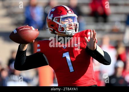 Ithaca, NY, États-Unis. 18 novembre 2023. Le quarterback Big Red de Cornell Jameson Wang (1 ans) passe le ballon contre les Columbia Lions lors de la première mi-temps le samedi 18 novembre 2023 au Schoellkopf Field à Ithaca, NY. Rich Barnes/CSM/Alamy Live News Banque D'Images