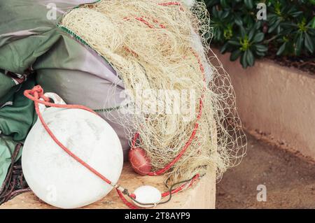 accessoires de pêche, filets de poisson et sacs à dos avec accessoires gros plan. Photo de haute qualité Banque D'Images