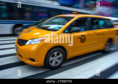 Taxis jaunes sur Times Square, New York, États-Unis. Yellow taxi Cabs alignés en attente au panneau stop dans Early Evening Light, Times Square, New York. Banque D'Images