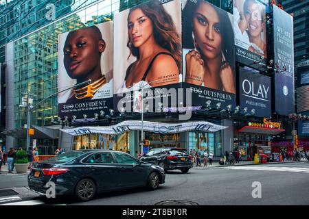 Olay billabourd LOFT store hôtel à Broadway, Times Square Subway Manhattan, New York City, États-Unis Banque D'Images