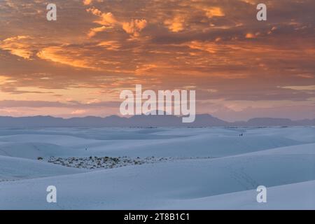 S'élevant du cœur du bassin de Tularosa est l'une des plus grandes merveilles naturelles du monde - les sables blancs scintillants du Nouveau-Mexique. Banque D'Images