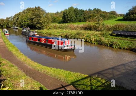 Canal narrowboat quitte juste la Big Lock sur le canal Trent et Mersey à Middlewich Cheshire Angleterre Royaume-Uni Banque D'Images