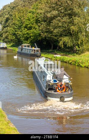 Canal narrowboat quitte juste la Big Lock sur le canal Trent et Mersey à Middlewich Cheshire Angleterre Royaume-Uni Banque D'Images