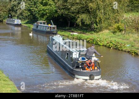 Canal narrowboat quitte juste la Big Lock sur le canal Trent et Mersey à Middlewich Cheshire Angleterre Royaume-Uni Banque D'Images