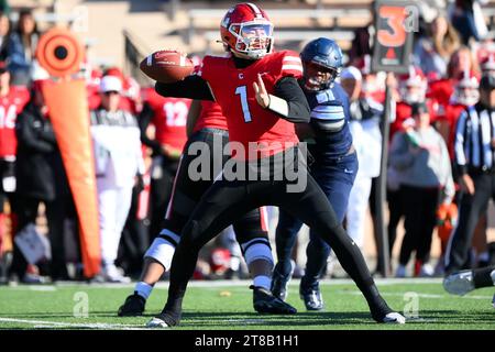 Ithaca, NY, États-Unis. 18 novembre 2023. Le quarterback Big Red de Cornell Jameson Wang (1 ans) retombe contre les Columbia Lions lors de la première mi-temps le samedi 18 novembre 2023 au Schoellkopf Field à Ithaca, NY. Rich Barnes/CSM/Alamy Live News Banque D'Images