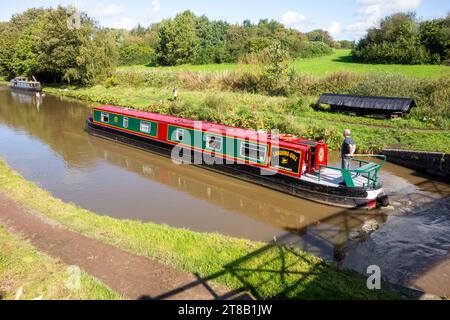 Canal narrowboat quitte juste la Big Lock sur le canal Trent et Mersey à Middlewich Cheshire Angleterre Royaume-Uni Banque D'Images