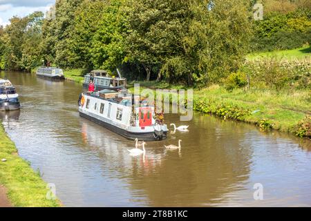 Canal narrowboat quitte juste la Big Lock sur le canal Trent et Mersey à Middlewich Cheshire Angleterre Royaume-Uni Banque D'Images