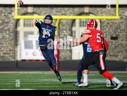 Ithaca, NY, États-Unis. 18 novembre 2023. Le quarterback des Columbia Lions Joe Green (11 ans) passe le ballon contre le Big Red de Cornell lors de la première mi-temps le samedi 18 novembre 2023 au Schoellkopf Field à Ithaca, NY. Rich Barnes/CSM/Alamy Live News Banque D'Images