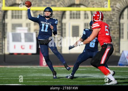 Ithaca, NY, États-Unis. 18 novembre 2023. Le quarterback des Columbia Lions Joe Green (11 ans) passe le ballon contre le Big Red de Cornell lors de la première mi-temps le samedi 18 novembre 2023 au Schoellkopf Field à Ithaca, NY. Rich Barnes/CSM/Alamy Live News Banque D'Images