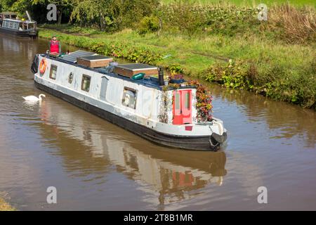 Canal narrowboat quitte juste la Big Lock sur le canal Trent et Mersey à Middlewich Cheshire Angleterre Royaume-Uni Banque D'Images