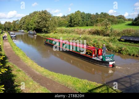 Canal narrowboat quitte juste la Big Lock sur le canal Trent et Mersey à Middlewich Cheshire Angleterre Royaume-Uni Banque D'Images