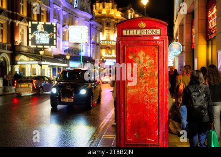 Cabine téléphonique rouge à Soho, Londres, Angleterre. Banque D'Images