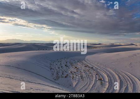 S'élevant du cœur du bassin de Tularosa est l'une des plus grandes merveilles naturelles du monde - les sables blancs scintillants du Nouveau-Mexique. Banque D'Images