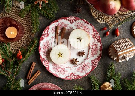 Vue de dessus de pomme coupée en deux avec une étoile au milieu avec décoration de Noël Banque D'Images