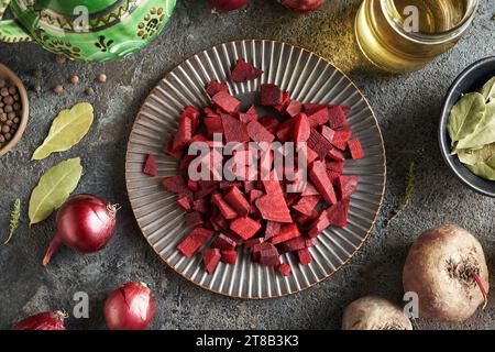 Betterave rouge tranchée sur une assiette noire - préparation de kvass fermentés, vue de dessus Banque D'Images