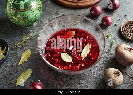 Préparation de kvass de betterave fermentés dans un bol sur une table sombre Banque D'Images