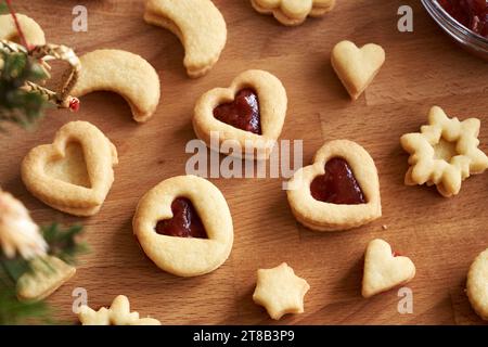Biscuits de Noël Linzer maison fraîchement garnis de marmelade de fraises Banque D'Images