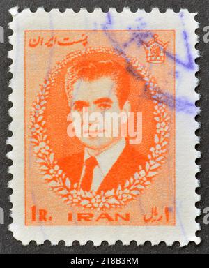 Timbre-poste annulé imprimé par l'Iran, qui montre le portrait de Mohammad Rezā Shāh Pahlavī (1919-1980), vers 1966. Banque D'Images