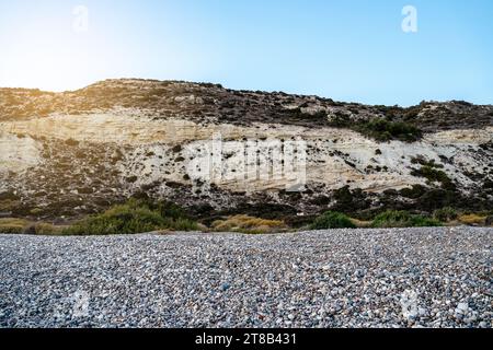 Montagnes calcaires crayeuses et galets sur la plage de Shingle à Chypre Banque D'Images