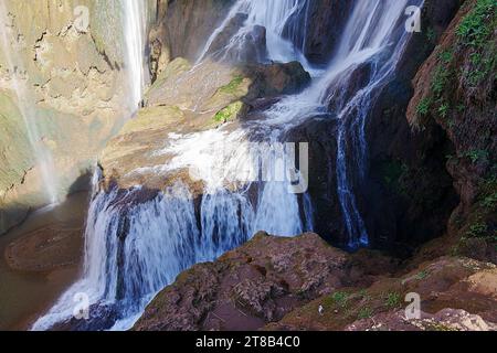 La base d'Ouzoud tombe dans la province d'Azilal au Maroc en 2023 chaude journée ensoleillée d'hiver le janvier. Banque D'Images