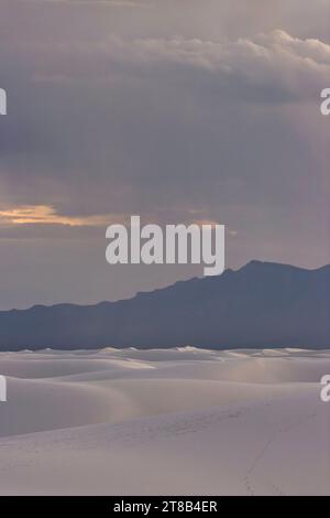 S'élevant du cœur du bassin de Tularosa est l'une des plus grandes merveilles naturelles du monde - les sables blancs scintillants du Nouveau-Mexique. Banque D'Images